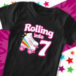 Camiseta 7 Birthday Roller Skling 7 Anos Skate<br><div class="desc">Este design de skate é perfeito para uma festa de patins ou tema de aniversário para uma garota de 7 anos. Se a aniversariante adora rodar o skate, ela vai adorar este design de skate! Apresenta uma citação de aniversário do estilo 'Rolling in 7' com um gráfico de skate de...</div>