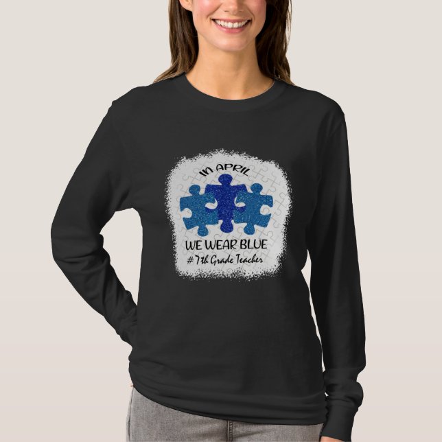 Camiseta 7th Grade Teacher Autism Awareness In April We Wea (Frente)