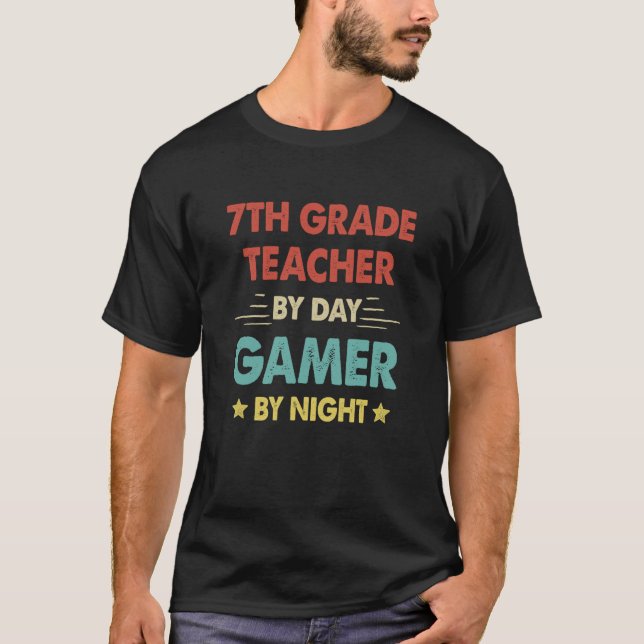 Camiseta 7th Grade Teacher By Day Gamer By Night  2 (Frente)