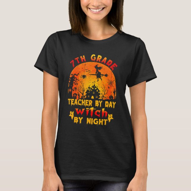 Camiseta 7th Grade Teacher By Day Witch By Night Costume Ha (Frente)