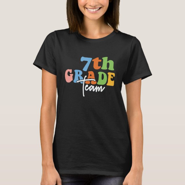 Camiseta 7th Grade Team Retro Groovy Women Happy First Day  (Frente)
