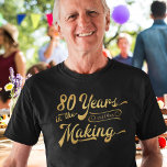 Camiseta 80 Aniversário Retro 80 Anos no Fazer<br><div class="desc">T-shirt com o título 80 ANOS NO FAZER personalizada com o seu ano de nascimento no design de ouro, na sua escolha de cor e estilo de roupa de tecido. ASSISTÊNCIA: Para obter ajuda com a modificação ou personalização do design, alteração de cor, redimensionamento, transferência do design para outro produto...</div>