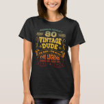 Camiseta 80 Birthday Gift Funny 80 Vintage Dude<br><div class="desc">A maioria das pessoas adora bolos, presentes, festas e o sentimento geral de alegria com a família e amigos no seu aniversário. O que faz seu BUDDIES surpreender no aniversário dele? Vamos fazer a minha roupa de aniversário legal. Vista esta roupa no aniversário para se destacar ou embrulhá-la como presente...</div>
