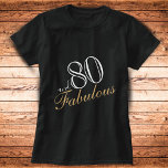 Camiseta 80 e Fabuloso White Script Elegante Aniversário<br><div class="desc">80 e Fabulosa camiseta de aniversário do White Script Elegante. Design elegante com script de tendência em cores brancas. A camiseta é um presente de excelente para uma mulher comemorando seu aniversário de 80.</div>