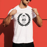Camiseta 80 Então, que 80 da Coroa de Laurel Wreath Engraça<br><div class="desc">80 Então, que 80 de Aniversário da Coroa de Laurel Wreath Engraçada T-Shirt. Uma citação engraçada que tenho 80, então o que acontece em fontes modernas e negros. O design tem uma coroa de louros ao redor das palavras e uma coroa acima do nome personalizado. Adicione seu nome. Presente perfeito...</div>