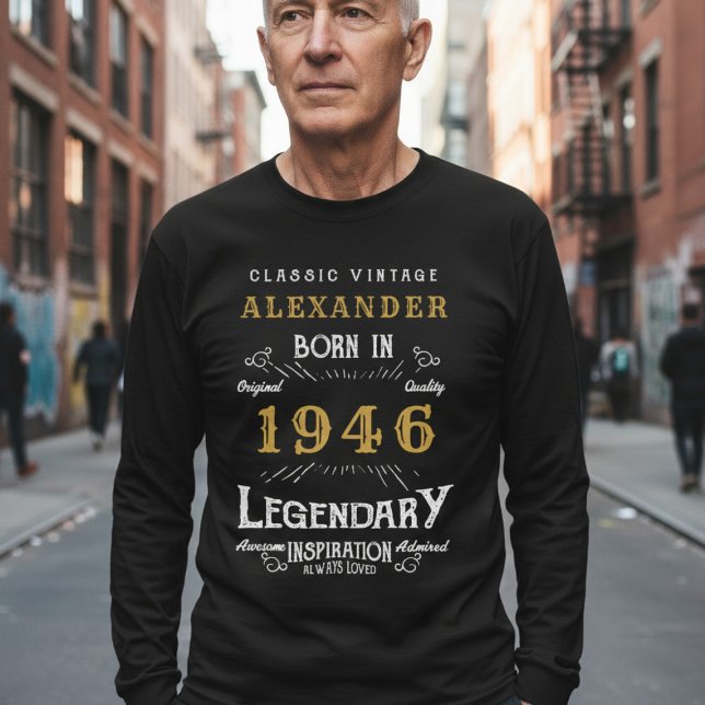 Camiseta 80th Birthday 1946 Add Name Black Gold Legendary (Born 1946 birthday long sleeve T-shirt. Background out of focus.)