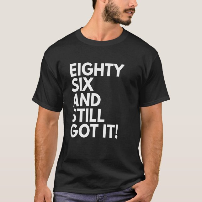 Camiseta 86 anos de idade e ainda tem oitenta e seis e oite (Frente)