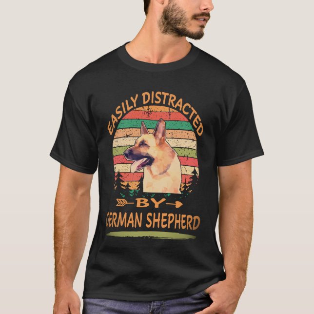 Camiseta 8 Facilmente Distraído Pelo Pastor Alemão (Frente)