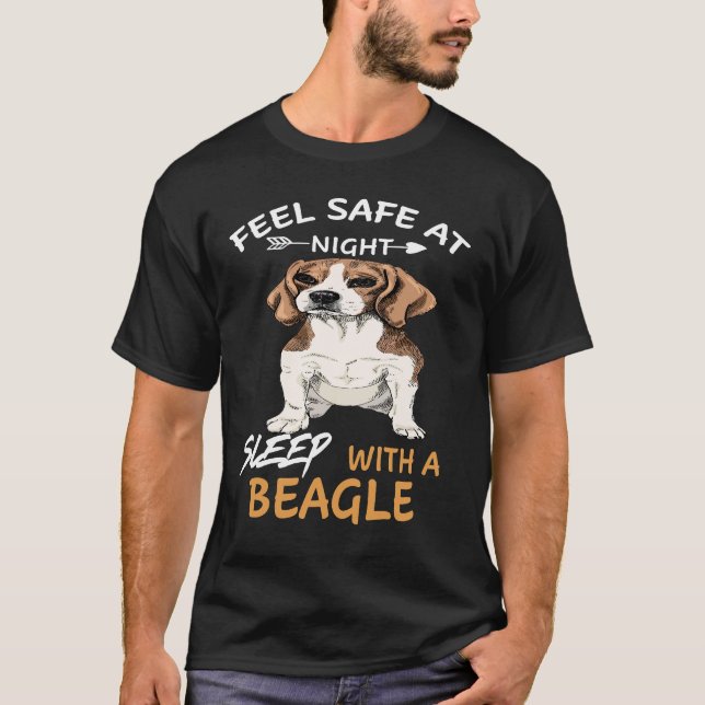 Camiseta 8 Sinta-se Seguro à Noite Durma Com Um Beagle (Frente)