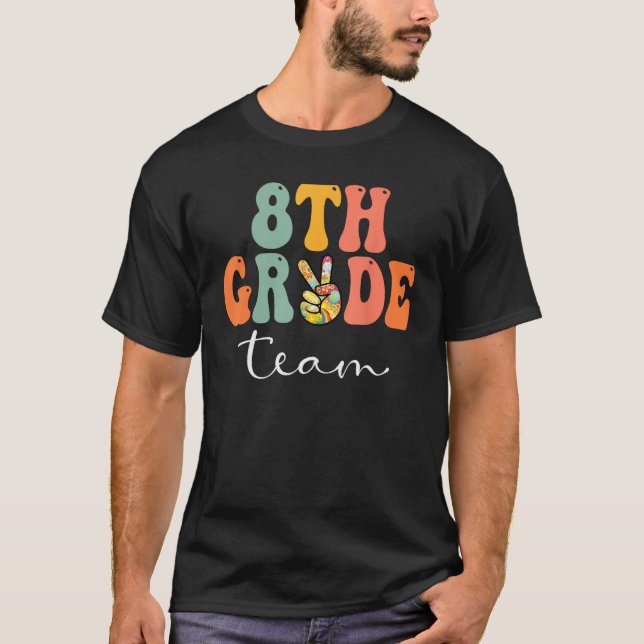 Camiseta 8th Grade Team Retro Groovy Women Happy First Day  (Frente)