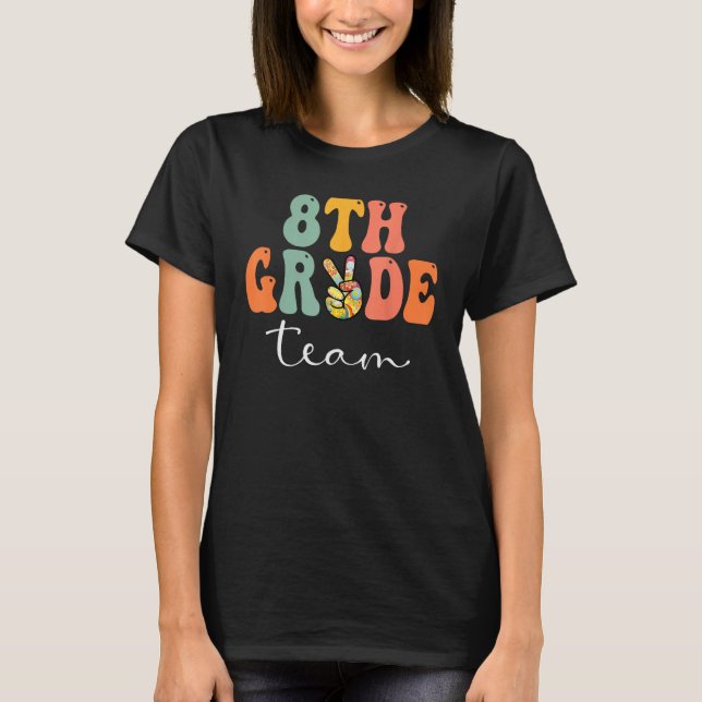 Camiseta 8th Grade Team Retro Groovy Women Happy First Day  (Frente)