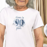 Camiseta 90 Aniversário até 90 anos Número Floral<br><div class="desc">Camiseta de 90, que lê aplausos para 90 anos ou você é bem-vindo para editar a redação para personalizar como quiser. Design apresenta o número 90 decorado com rosa-buds, flores e folhagem em tons de azul litorâneo e areia. Design sutil feminino e elegante com arranjos florais de aquarela, decapantes de...</div>