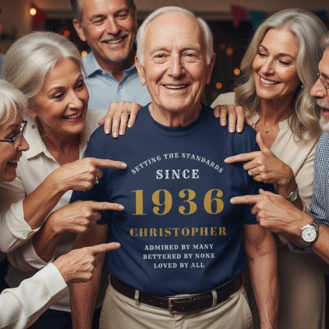 Camiseta 90 Personalizado Aniversário 1936 Adicionar Nome A (Personalized 1936 blue tshirt on an older man surrounded by friends.)
