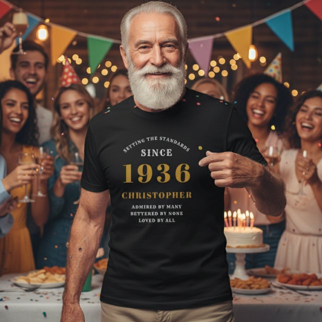 Camiseta 90 Personalizado Aniversário 1936 Nome Preto Doura (1936 personalized t-shirt worn by a man at a party)