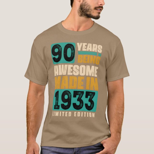 Camiseta 90 Years of being Awesome Made in 1933 Limited edi (Frente)