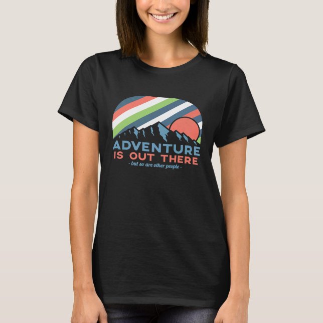 Camiseta A Adventure Está Lá Fora Acampando Engraçado (Frente)