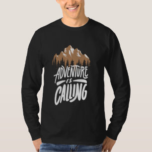 Camiseta A Adventure Está Lá, Mas Também Os Assassinos Em S