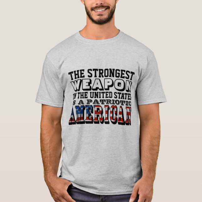 CAMISETA A ARMA MAIS FORTE É UMA AMÉRICA PATRIÓTICA (Frente)