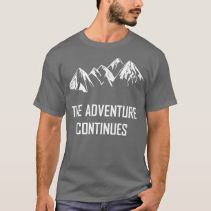 Camiseta A Aventura Continua Caminhando Com Os Montanhas