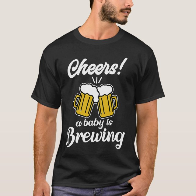 Camiseta A Baby is Brewing Cute Beer Pregnancy Announcement (Frente)