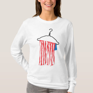 Camiseta A bandeira dos EUA pende sobre um cabide metálico