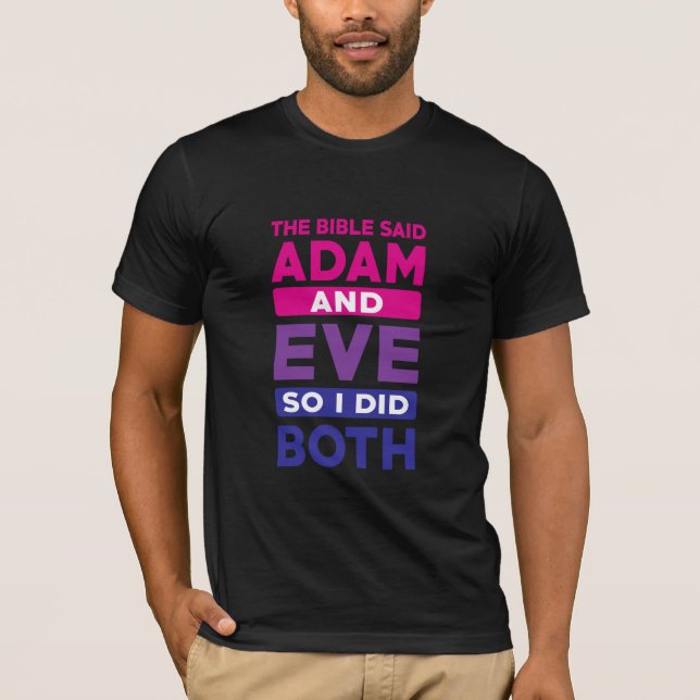 Camiseta A Bíblia Disse Adam E Eva Então Eu Fiz Ambos Prese (Frente)