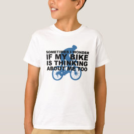 Camiseta A bicicleta engraçada do ciclismo está pensando