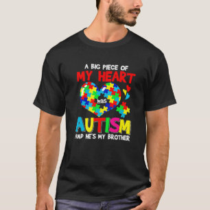 Camiseta A Big Piece Of My Heart Has Autism And He's My Bro