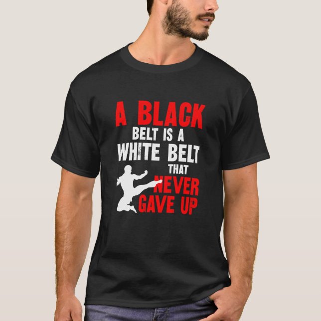 Camiseta A Black Belt Is A White Belt That Never Gave Up Ka (Frente)