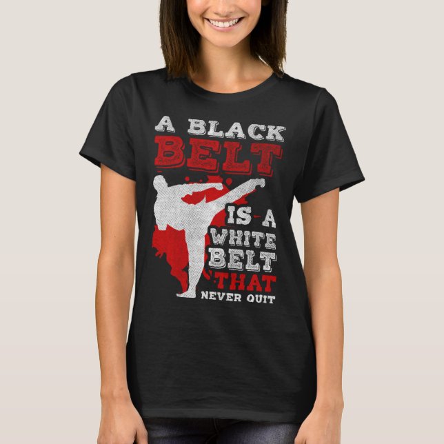 Camiseta A Black Belt Is A White Belt That Never Quit Jiu J (Frente)