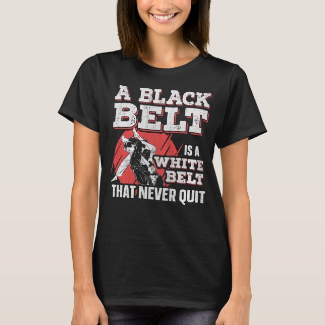 Camiseta A Black Belt Is A White Belt That Never Quit Jiu J (Frente)