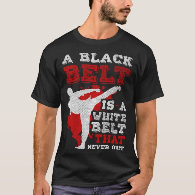 Camiseta A Black Belt Is A White Belt That Never Quit Jiu J (Frente)