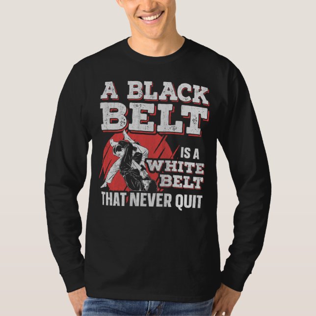 Camiseta A Black Belt Is A White Belt That Never Quit Jiu J (Frente)