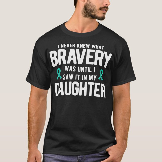 Camiseta A Bravura Foi Até Eu A Vi Na Minha Filha Ovarian (Frente)