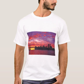 Camiseta A Brilliant Sunset, Silhouette Of Lower Manhattan.
