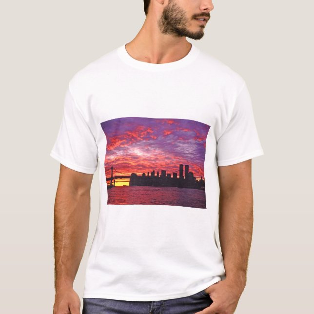 Camiseta A Brilliant Sunset, Silhouette Of Lower Manhattan. (Frente)