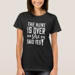 Camiseta A Caça Está Sobre A Parte Engraçada Do Solteiro Do<br><div class="desc">A Caça Está Sobre A Festa De Despedida De Solteiro Engraçada De Casamento.</div>