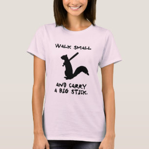 Camiseta A caminhada pequena e leva uma vara grande