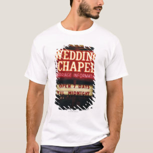 Camiseta A capela de néon do casamento assina dentro Las