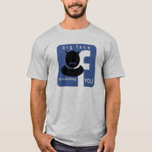 Camiseta A cara grande está olhando-o