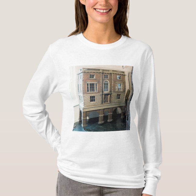 Camiseta A casa de boneca balustraded inglês com balcão (Frente)