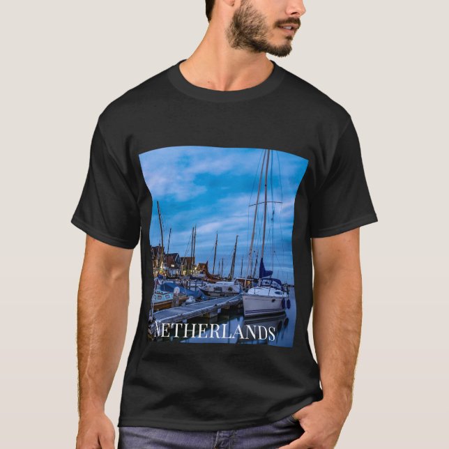 Camiseta A cena noturna tradicional da cidade de pesca. (Frente)