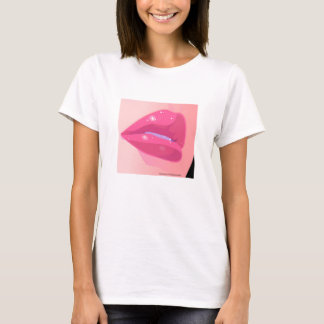 Camiseta A close-up digital art of glossy pink lips adorned