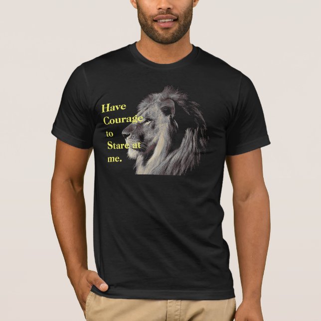 Camiseta A coragem do leão encara o poderoso e destemido me (Frente)