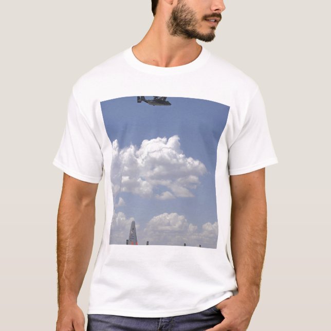 Camiseta A CV- 22 Osprey voa sobre um Hércules C- 130 (Frente)