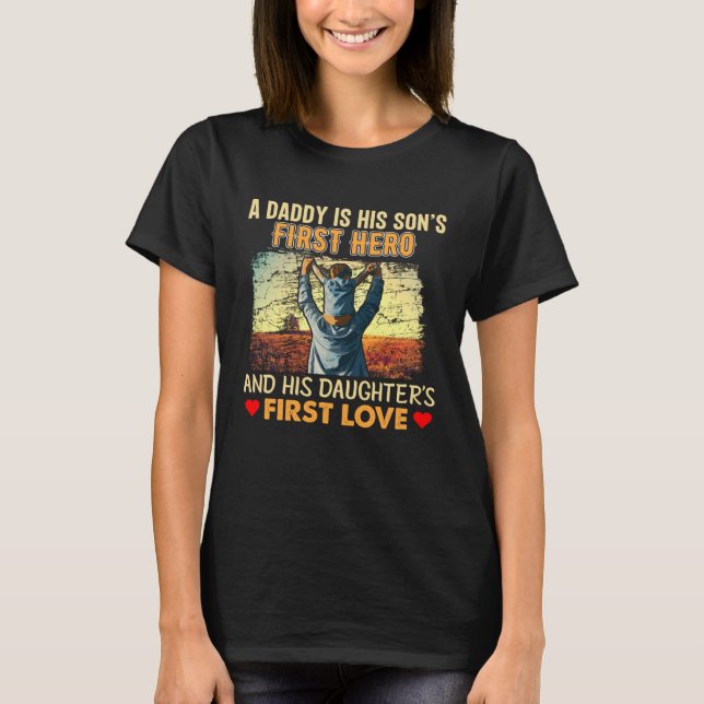 Camiseta A Daddy Is His Sons First Hero and His Doughters F (Frente)