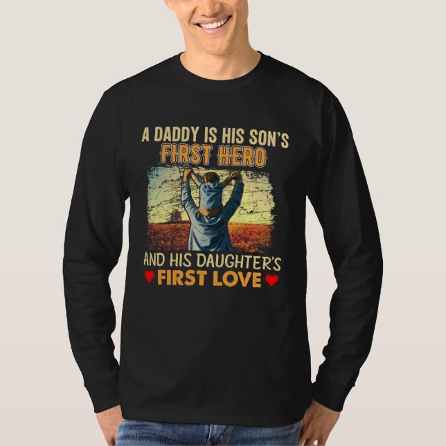 Camiseta A Daddy Is His Sons First Hero and His Doughters F (Frente)