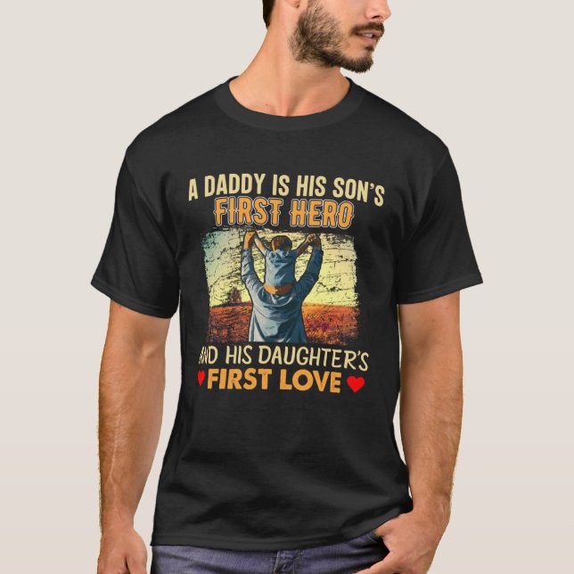 Camiseta A Daddy Is His Sons First Hero and His Doughters F (Frente)