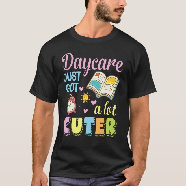 Camiseta A Daycare Acabou De Ter Um Professor Mais Corajoso (Frente)