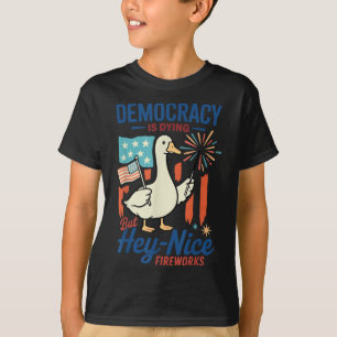 Camiseta A Democracia Está Morrendo Mas Ei Fogos de Artifíc